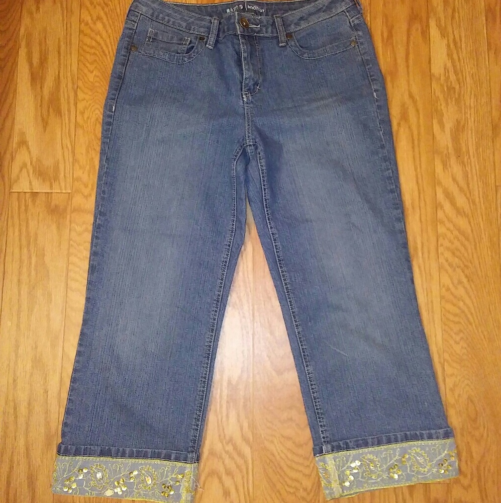 NWOT Sparkling Bootcut Capris.